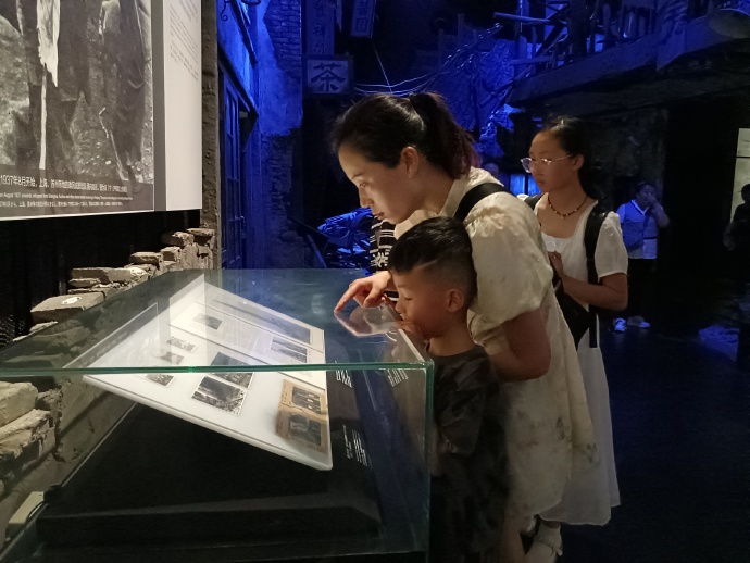 NanjingMemorial's tweet photo. 📚Summer vacation is here, and many parents are bringing their children to the "Nanjing Massacre Historical Exhibition." 
🕊️It's a powerful lesson in history and peace. 🙏 #NanjingMassacre #HistoryEducation #SummerActivities #PeaceVision https://t.co/4UKWhd3TUe