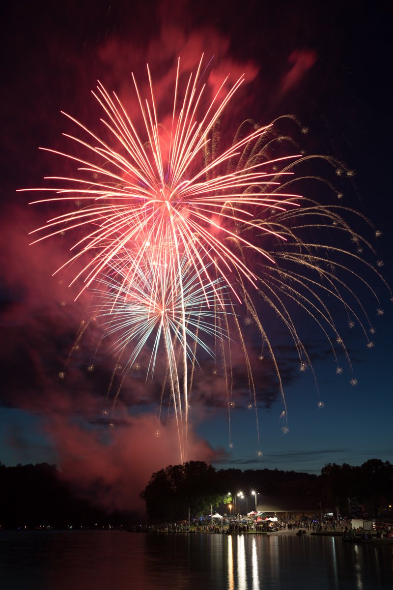 🎆🇺🇸 Happy July 4! From parades and fireworks displays to picnics and riverfront concerts, our Tennessee RiverLine communities are buzzing with festivities. Practice safety and enjoy the holiday! 🚣‍♀️🍉 #MyJourneyTo652 #TNRiverLine652 #DoYou652 @utiag | @utknoxville | @tvanews