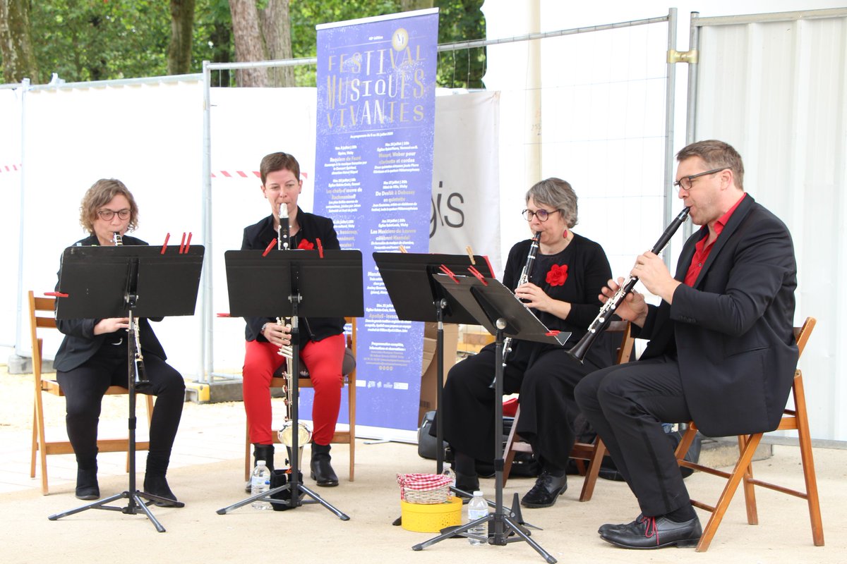 [FESTIVAL MUSIQUES VIVANTES 2024📷] 

Dimanche, le festival fêtait ses 40 ans avec les élèves et les enseignants du Conservatoire de Vichy Communauté.
Retour en images sur ce bel après-midi musical !
Pour consulter la programmation complète du festival 📷 musiquesvivantes.com/.../la-program…