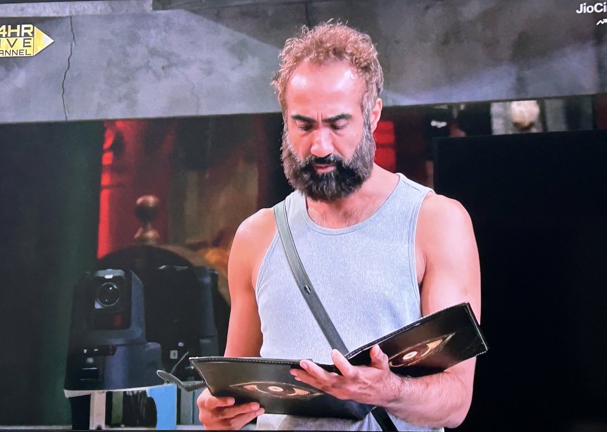 Priyankavatsh's tweet photo. A new task to find the Baharwala is here! Housemates must choose two detectives to interrogate and uncover the Baharwala. Will they succeed? Kataria, be extra cautious! #LuvKataria #ElvishYadav #BiggBoss #TaskAlert #BiggBossOTT3 https://t.co/HYEqZiHk5l