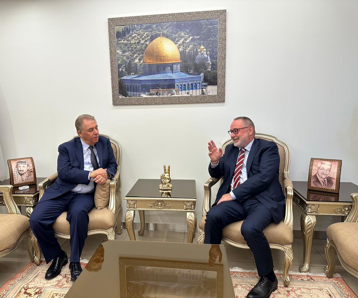 استقبلتُ اليوم في زيارةٍ وداعية سعادة سفير النرويج الصديق مارتن إيترفيك بمناسبة إنتهاء مهامِه في لبنان. وعبّرتُ له عن اعتزازي وتقديري لشخصه الكريم ولجهوده في تطوير وتعزيز العمل المشترك وأواصر الصداقة بين بَلَدَينا. كما وجدّدتُ الشكر من خلاله لممكلة النرويج  على دعمها الدائم