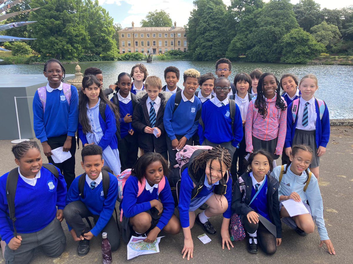 StMarys_SW8's tweet photo. Year 5 are enjoying their visit to @kewgardens thank you to @Emanuel_School for arranging it for us and for joining us. https://t.co/JrdNexs0eJ