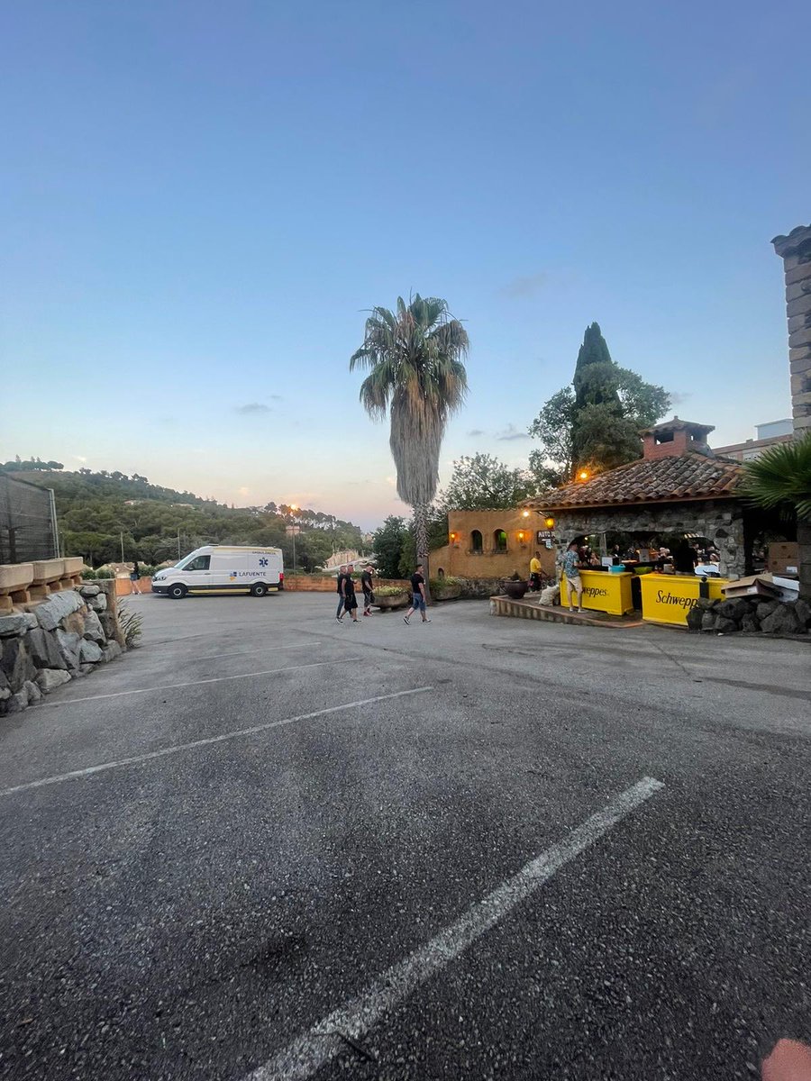 helip_j's tweet photo. Nuoripari reissaa 🚙🚗 #roadtrip2 🇫🇮 #blanes #espanja 🇪🇸 https://t.co/pxKE14DzRr
