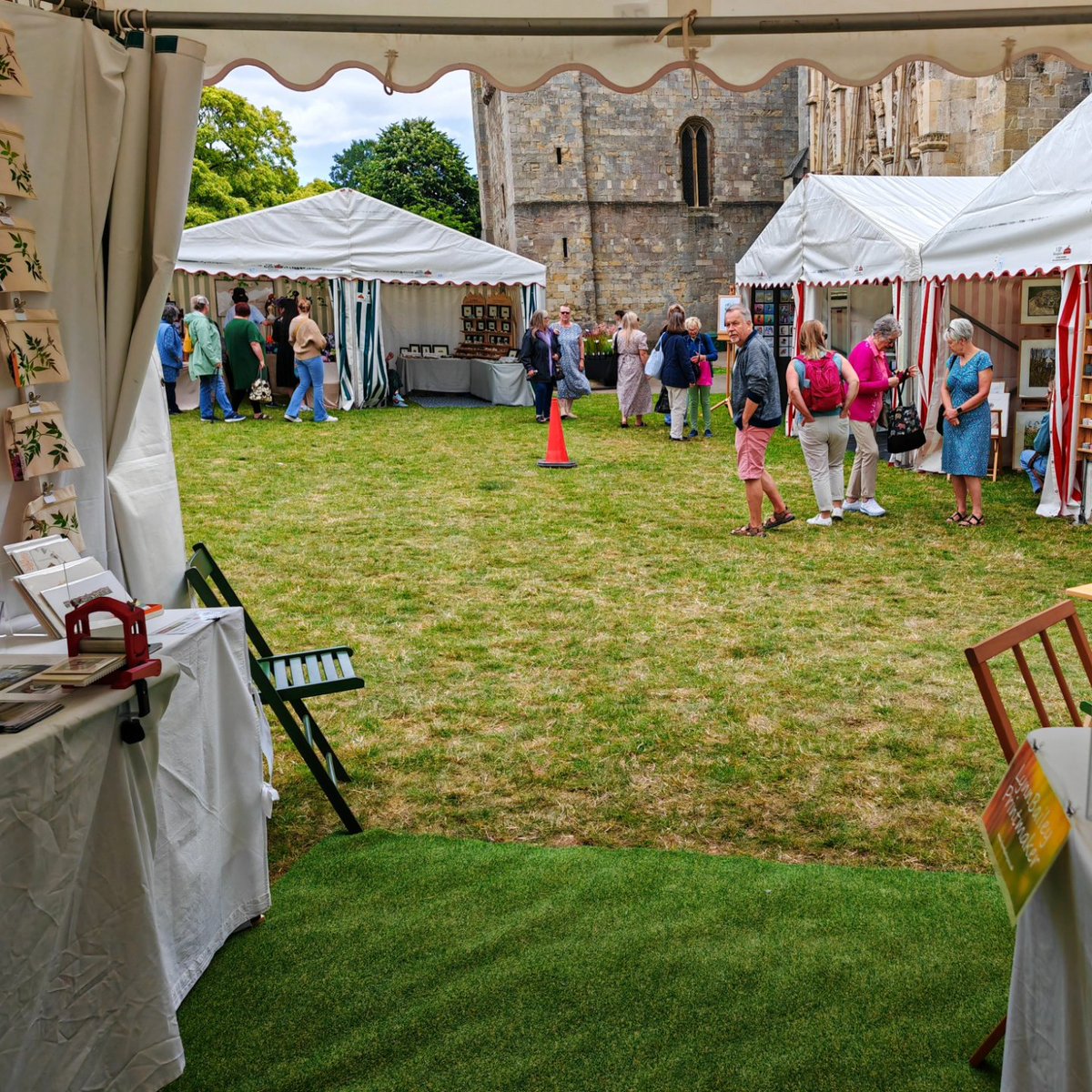 LynnBaileyPrint's tweet image. My view from work today...
Stand 74 on the Cathedral Green at the Exeter Craft Festival. We'll over 100 stalls to explore. Open today until 5:30 - see you soon?
.
.
#exetercraftfestival #artfair #handprinted #totebags #teatowels #pencilcase #originalprint