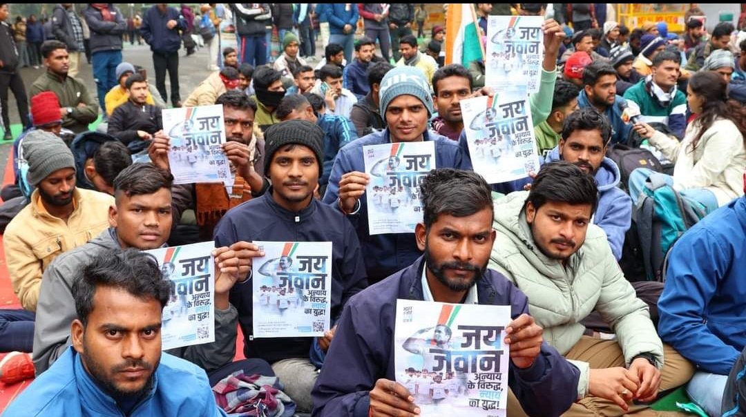 Naresh_Nehraa's tweet photo. आदरणीय @RahulGandhi जी लोकसभा चुनावों से पूर्व आपने #अग्निवीर की आड़ में रद्द की गयी 1.5 लाख युवाओं की भर्ती को लेकर #जय_जवान अभियान चलाया और वादा किया था सड़क से लेकर संसद तक आवाज़ उठाने का।
अब आप हमें न्याय दिलवाइये औऱ संसद में मजबूत तरीके से हमारी मांगों को सरकार के समक्ष रखे। https://t.co/m0ED3PELjB