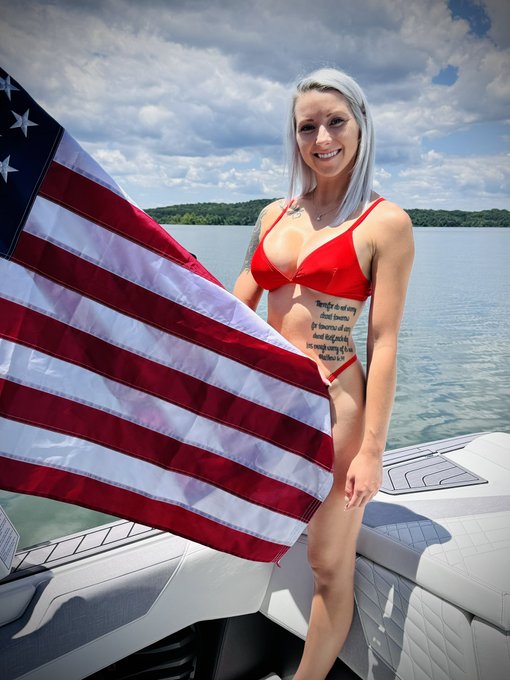 Happy 4TH 💕💕 I hope you all have an amazing day!! https://t.co/vcaWuztBWy<a href="/tag/country"class="tags"><span>#country</span></a><a href="/tag/single"class="tags"><span>#single</span></a><a href="/tag/cowgirls"class="tags"><span>#cowgirls</span></a>