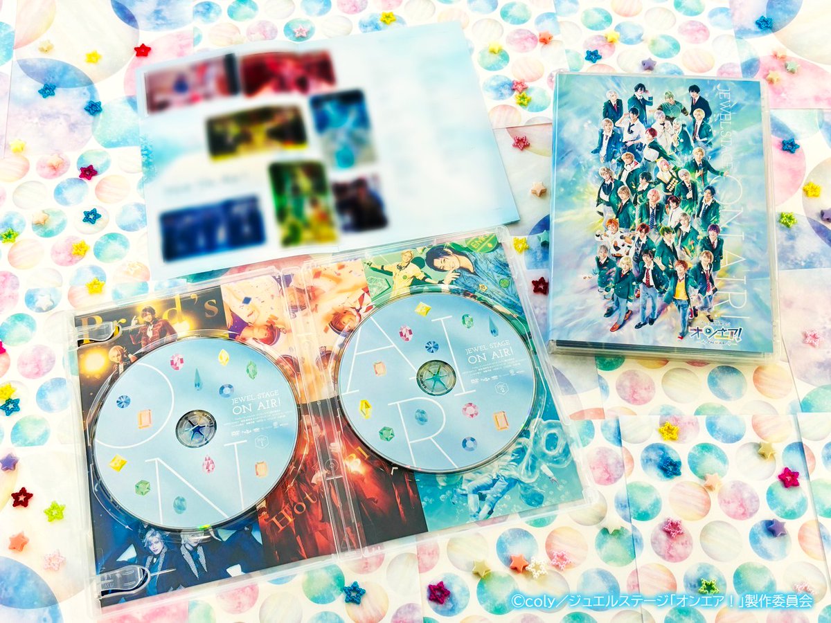 onair_stage's tweet image. 💎本日発売！💎
ジュエルステージ「オンエア！」DVD
本日7月5日(金)発売！

宝石が丘学園での物語を、ぜひ何度でもお楽しみください✨

※早期予約特典：ユニット別ポストカード（原作イラスト）は無くなり次第終了となります。

ご購入はこちら
animate-onlineshop.jp/pn/pd/2611682/

#舞台オンエア #ジュエステ