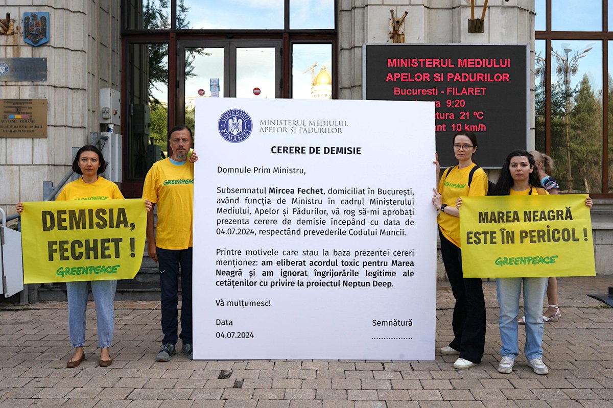 GreenpeaceRO's tweet photo. 🌍✊ On July 4th, Greenpeace activists protested in Bucharest, demanding Environment Minister Mircea Fechet's resignation over the envi permit of the Neptun Deep gas project. Despite 24,000+ signatures to protect the Black Sea, our concerns were ignored. #StopNeptunDeep #NoNewGas https://t.co/T8fduIq2ok