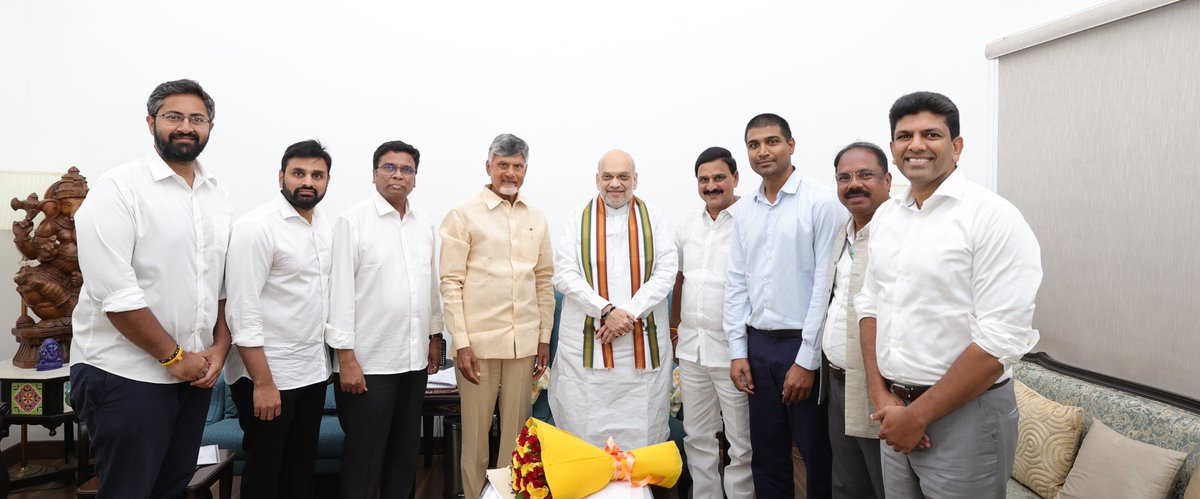 ఆంధ్రప్రదేశ్ ముఖ్యమంత్రి శ్రీ <a href="/ncbn/">N Chandrababu Naidu</a> గారు మరియు టీడీపీ ఎంపీలతో సమావేశమయ్యాను. దేశం మరియు రాష్ట్ర ప్రగతిని వేగవంతం చేయడానికి సంబంధించిన అనేక విషయాలపై మేము చర్చించాము. విక్షిత్‌ భారత్‌, విక్షిత్‌ ఆంధ్రప్రదేశ్‌ నిర్మాణానికి ఎన్‌డీఏ ప్రభుత్వం కట్టుబడి ఉంది.