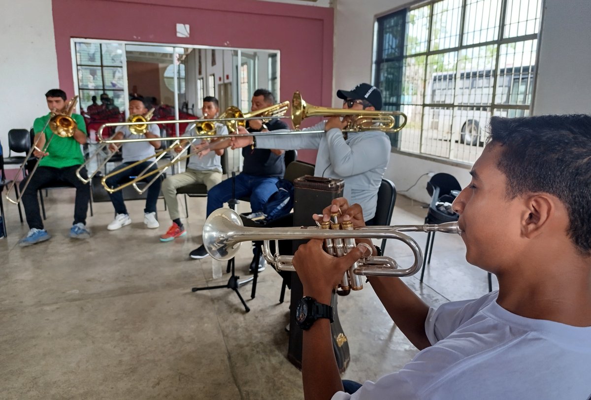 Así dio inicio la jornada de formación para la cátedra de viento metal, bajo la dirección del profesor José Ramón Álvarez Patiño, Trombonista y Director del Ensamble de Trombón Bestiari de Venezuela.
#SomosElSistema
#MúsicaParaTodos
#TocarCantarYLuchar
#ElSistemaApure