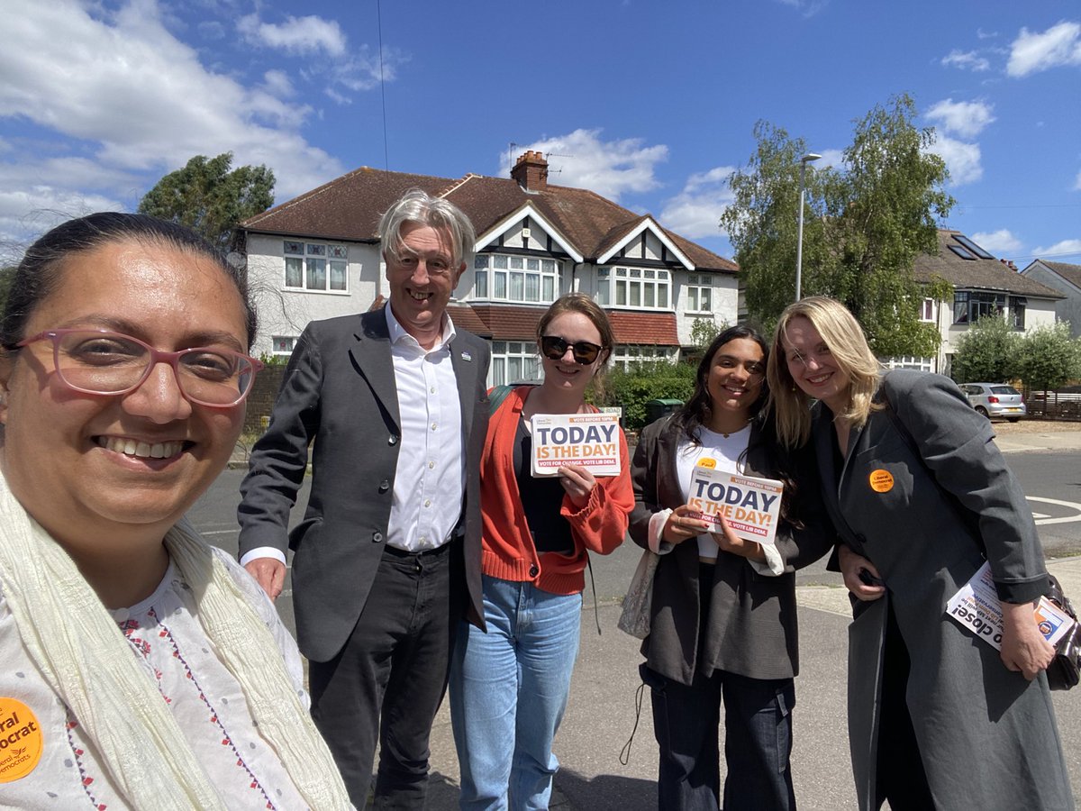 With the Kohlers. Had a lovely conversation with a mum who said their daughter’s teacher was going to be “Ms Kohler, next year!” They were so excited!

<a href="/PaulKohlerSW19/">Paul Kohler🔶MP for Wimbledon</a> will be an amazing MP. Let’s get him elected 

#VoteLibDem in #Wimbledon today