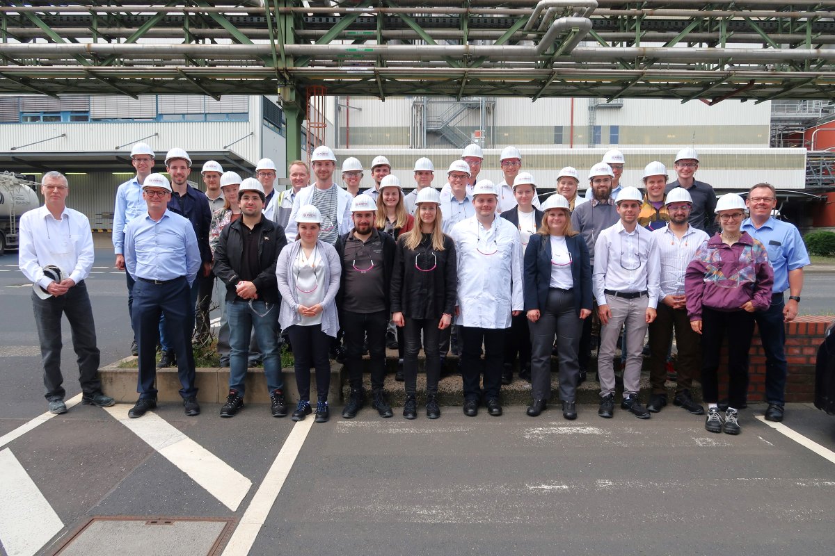 🚀 Recently, our #SusChemSys network visited the Evonik plant in Wesseling! We were impressed by the state-of-the-art silica production and innovative research. Many thanks to Evonik for the fascinating tour! 🌟🔬 #Excursion #Silica #Innovation #Sustainability