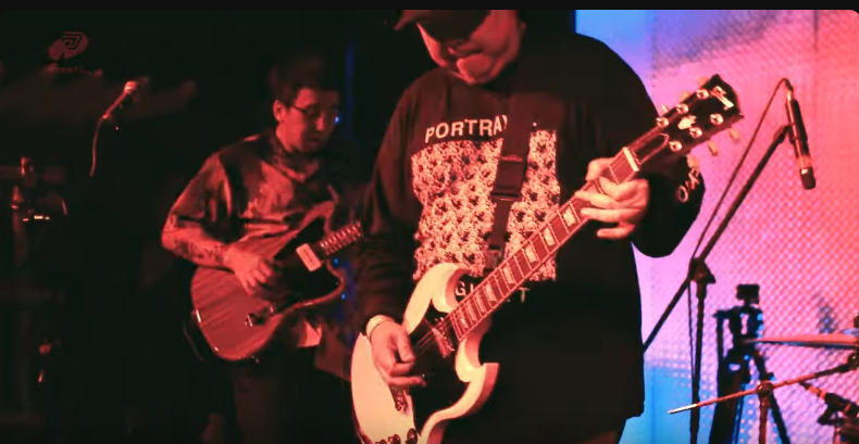 youtube.com/watch?v=fp5HmQ…

Vague - Inadequate (feat. Ricky Siahaan) di Footsteps 10th Anniversary <a href="/pgybncrwdsrf/">.</a> 

by Potential (silakan cek kanal youtube mereka) 

note: senar SG Yudhis putus, jadi pinjem Telemasternya Ken