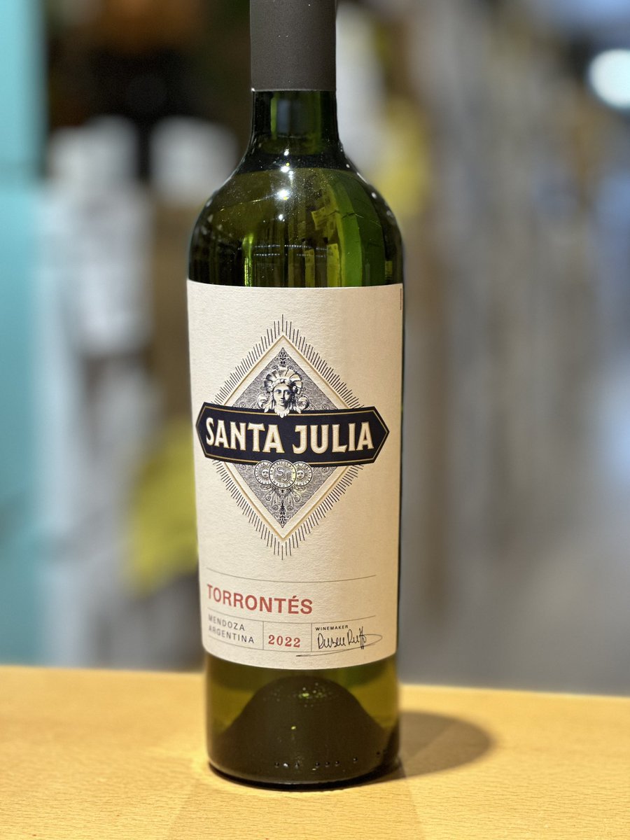 _juanjo82_'s tweet photo. 🏰 Santa Julia
🍷 Torrontes 2022
🗺 #mendoza
🍇 #torrontes

🎯  Amarillo pálido con reflejos verdosos. Muy expresivo, aromas de flores blancas (tilo, jazmín) y notas de frutas frescas como piña y mango. Acidez y alcohol en delicado equilibrio. Final fresco y afrutado. https://t.co/T3MrhoEIax