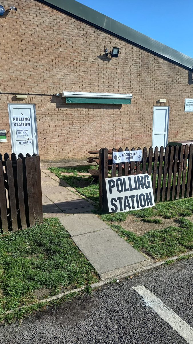 JoeWalkerUK's tweet photo. People are voting for #change and voting for the fantastic @Gen_Kitchen_WR in Wellingborough as #HackneyOnTour hits the doors to get out the vote!
If you want change, you have to vote for it. #VoteLabour #Win24 #GeneralElection2024 https://t.co/ldLfcpLjP3