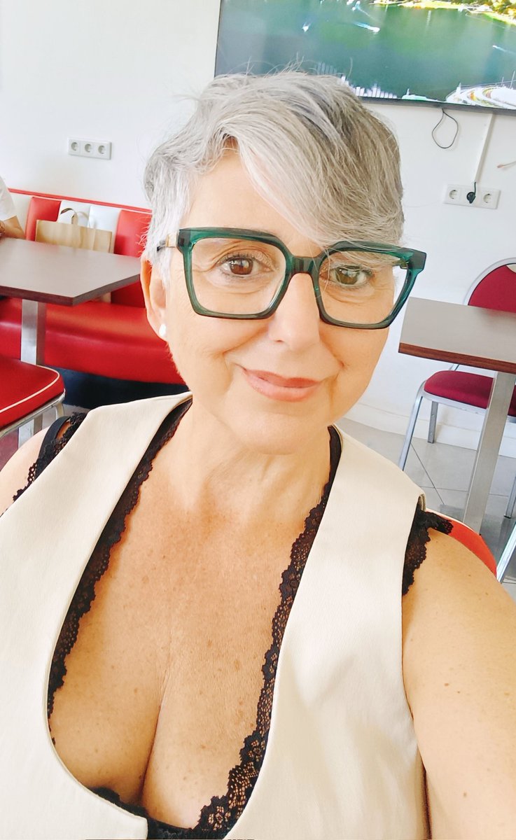 danzando_mp's tweet photo. Después de un día de ayer ajetreado con la pierna, hoy con más tranquilidad pero igual #dolor

Ultimando detalles para poder cerrar la🧳y coger el✈️rumbo a #Mayorca

#Feliz
#SiempreAdelante

Y sonrío porq el sufrimiento no se ve, los problemas no se ven, la desesperación no se ve https://t.co/qj4Gn3HmPK