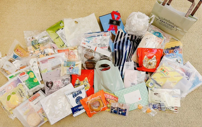 行方不明になってた荷物届きました遅くなりましたがイベントではお手紙や差し入れありがとうございました大切に読ませて&amp;食べさせて&amp;使わせて頂きますくろ〜くんのグッズもありがとうございます…!!レアなお品、本当にいいんでしょうか…大事に飾らせて頂きます 