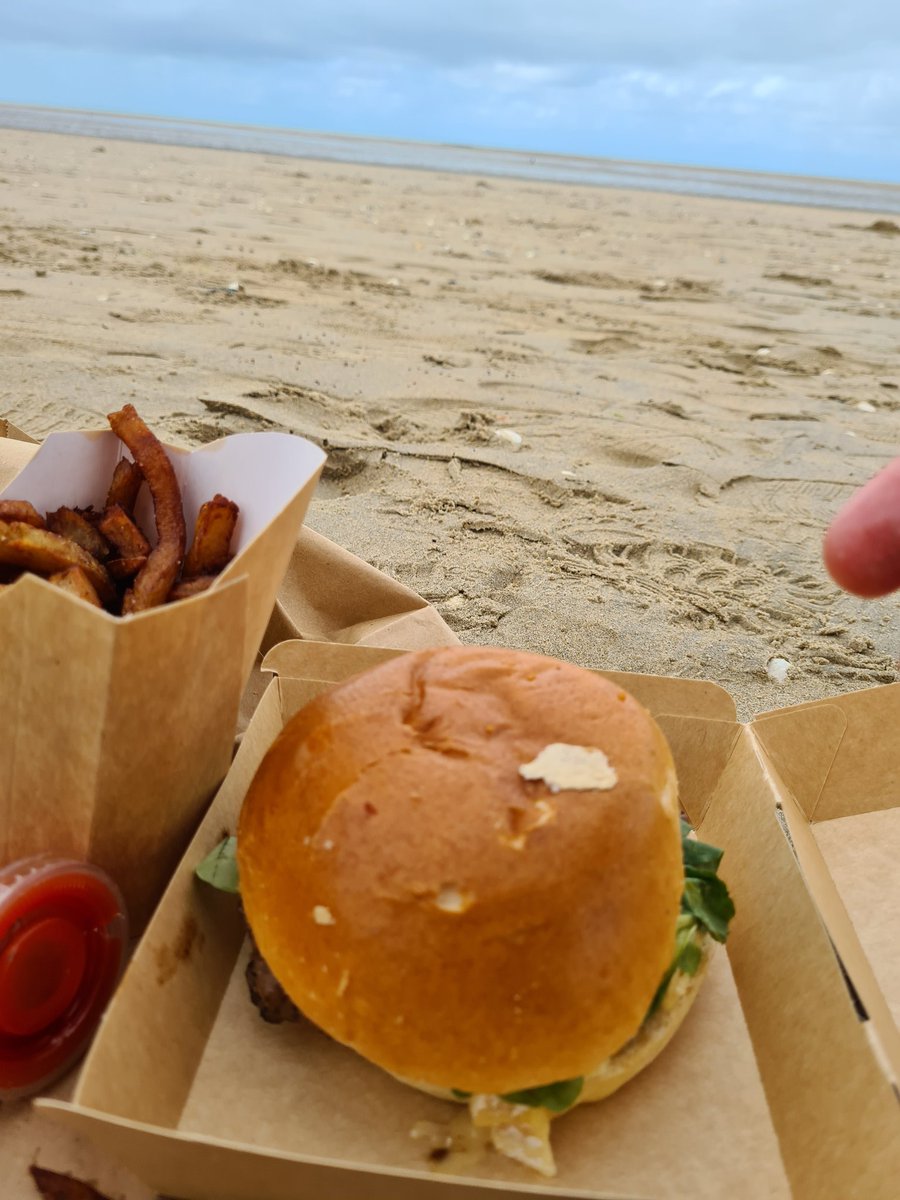 TaboLcq's tweet photo. Parce qu'il n'y a pas que les législatives dans la vie, il y a des reportages à faire sur les vacances qui se préparent et donc des pauses dej à Hauteville sur Mer ! #PauseDej https://t.co/S6Y8G44RMh
