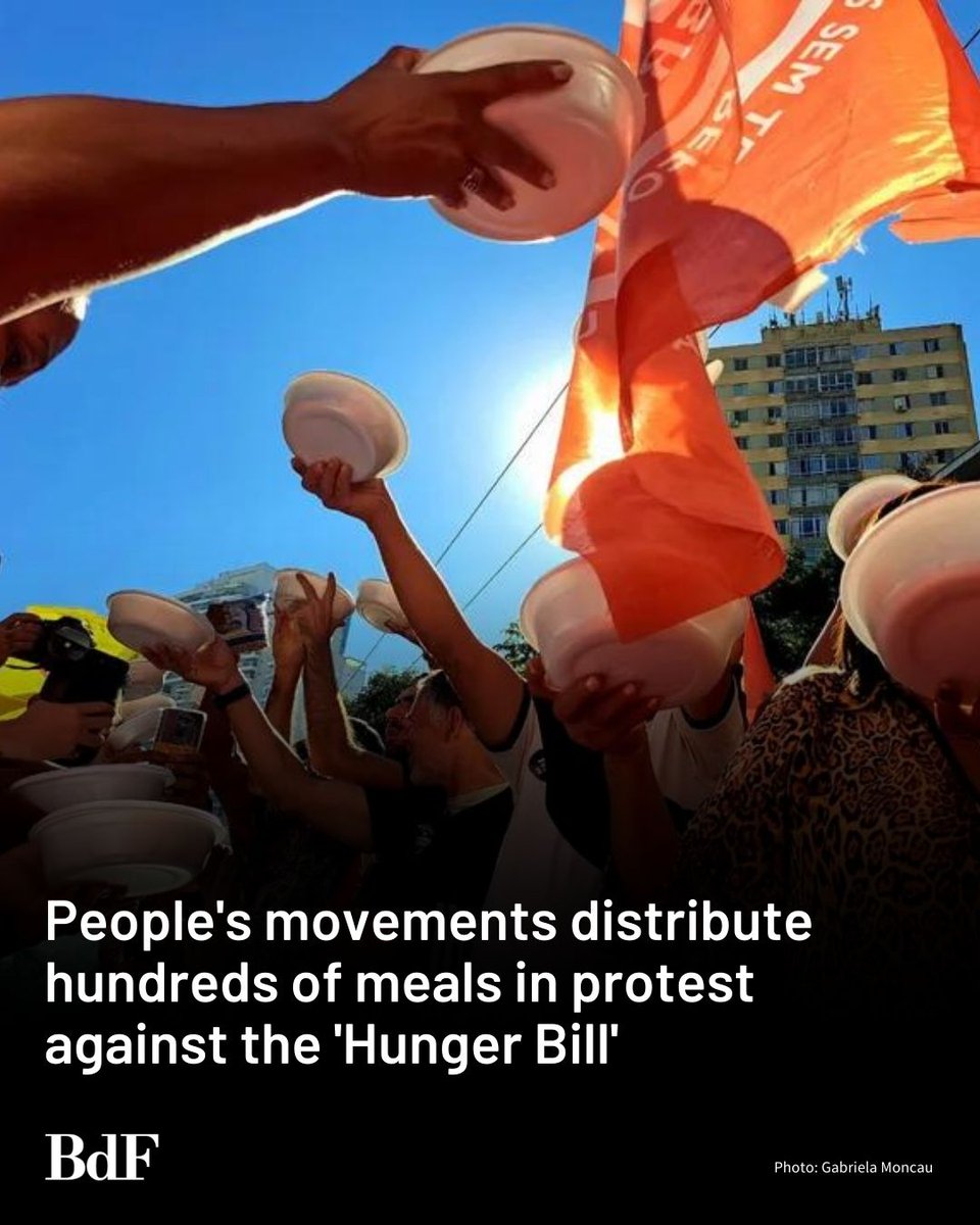 Protesters distributed 500 meals in front of São Paulo City Hall to denounce Bill 445/23, proposed by councilor Rubinho Nunes. Known as the 'Hunger Bill,' it establishes rules for food #donations to vulnerable individuals and imposes a fine of US$3,178 for non-compliance.