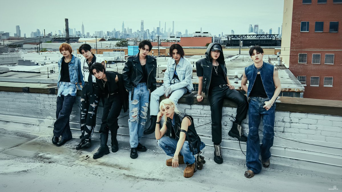 skzdrive's tweet image. Noo, I left the OT 8 ver 😭. Here is the Phone and Dekstop Version.