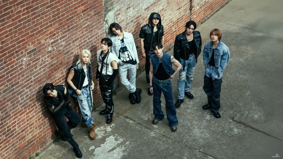 skzdrive's tweet image. Noo, I left the OT 8 ver 😭. Here is the Phone and Dekstop Version.