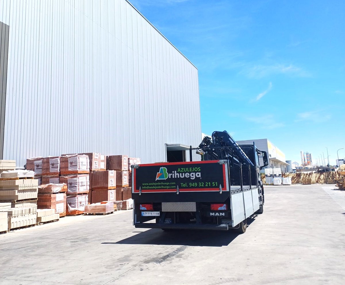 AZULEJOSBRI's tweet photo. 👉¿Dónde quieres que llevemos tu pedido? 👈
📦 En nuestros almacenes preparamos cada pedido cuidadosamente y después nuestros transportistas lo entregan directamente en su destino 🚛
✅ Con nuestra flota llegamos a cualquier punto de la península 📍🗺

#AzulejosBrihuega https://t.co/jGzpO0dNWh