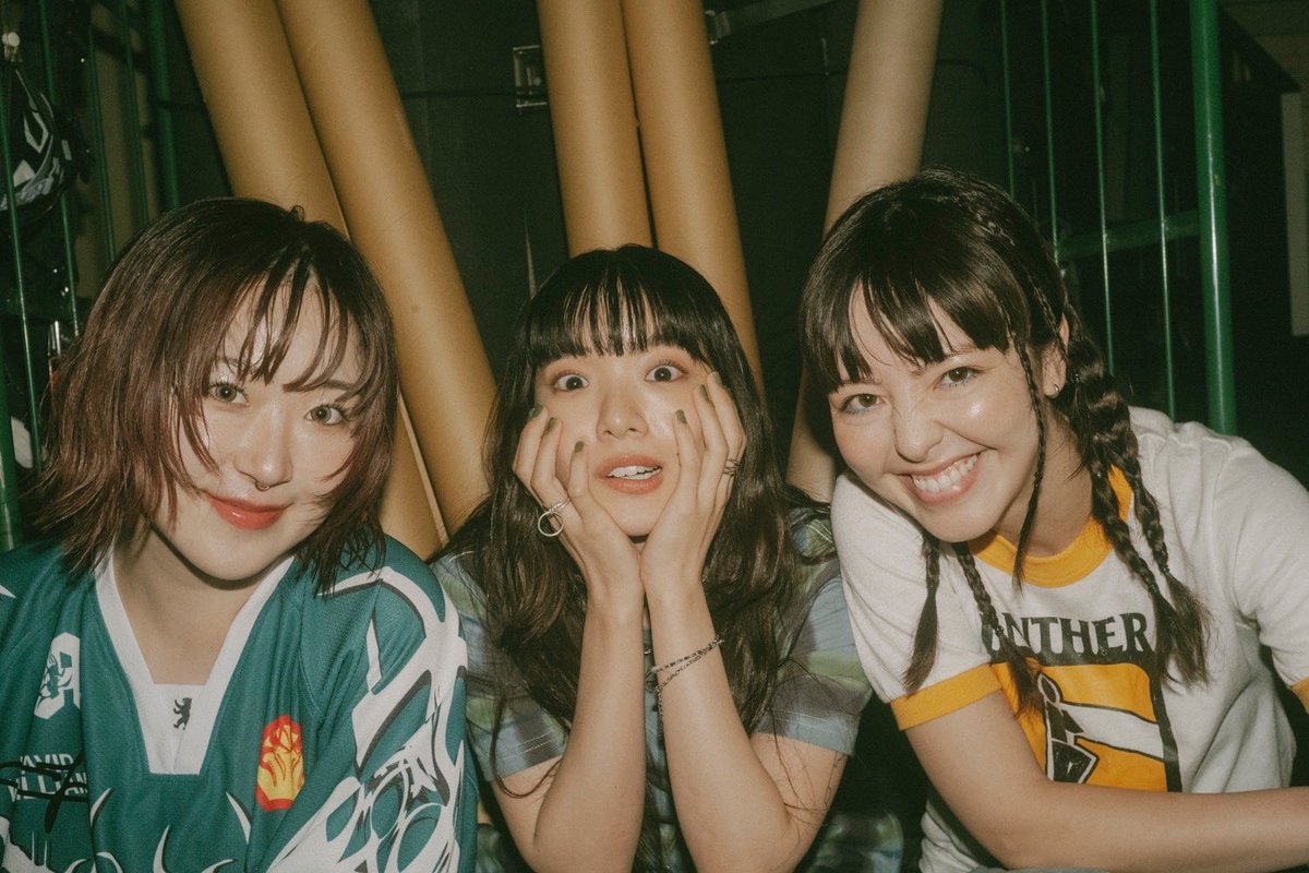 ラブコール 福岡二日目 yonige🤍
関西出身 同い年 ！
私にとってめちゃくちゃ貴重な存在、
だいすき！！！！！！
貴方解剖純愛歌のカバー、サプライズすぎて袖で1番でかい声で叫んだ気がする神。楽しかったー！！きゃわええー！！！