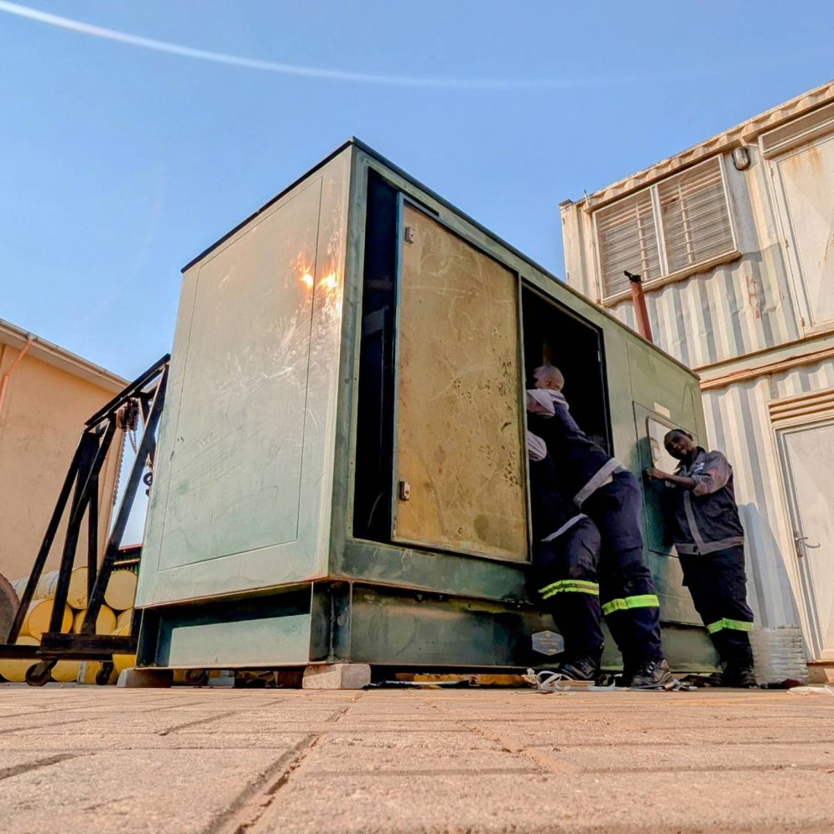 VictoriaEquipm1's tweet image. We&apos;re proud to have successfully repaired a 275kVA generator for our valued customer, @Ibero Uganda!

This powerful generator, powered by a Duetz engine and featuring a water cooler and turbo inter-cooler, is now running smoothly and efficiently.
#generatorrepair #duetzengine