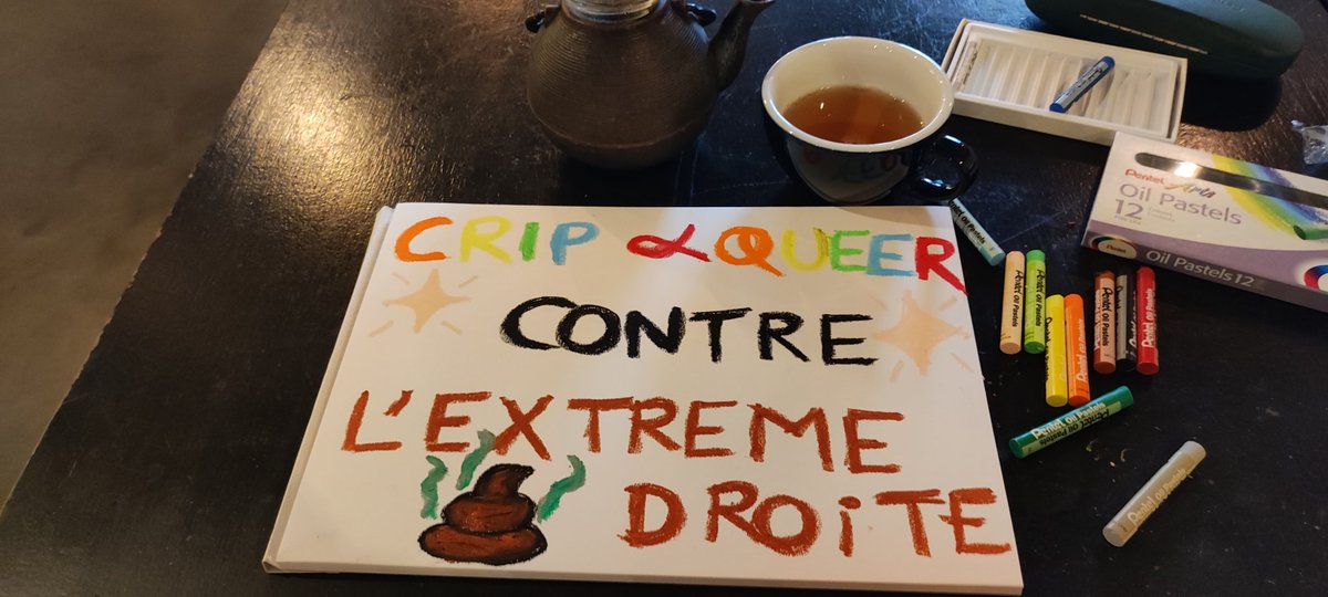 Prête pour le rassemblement brestois de ce soir contre l'extrême-droite.
Même en vacances, on manifeste, on tracte ✊🏻.