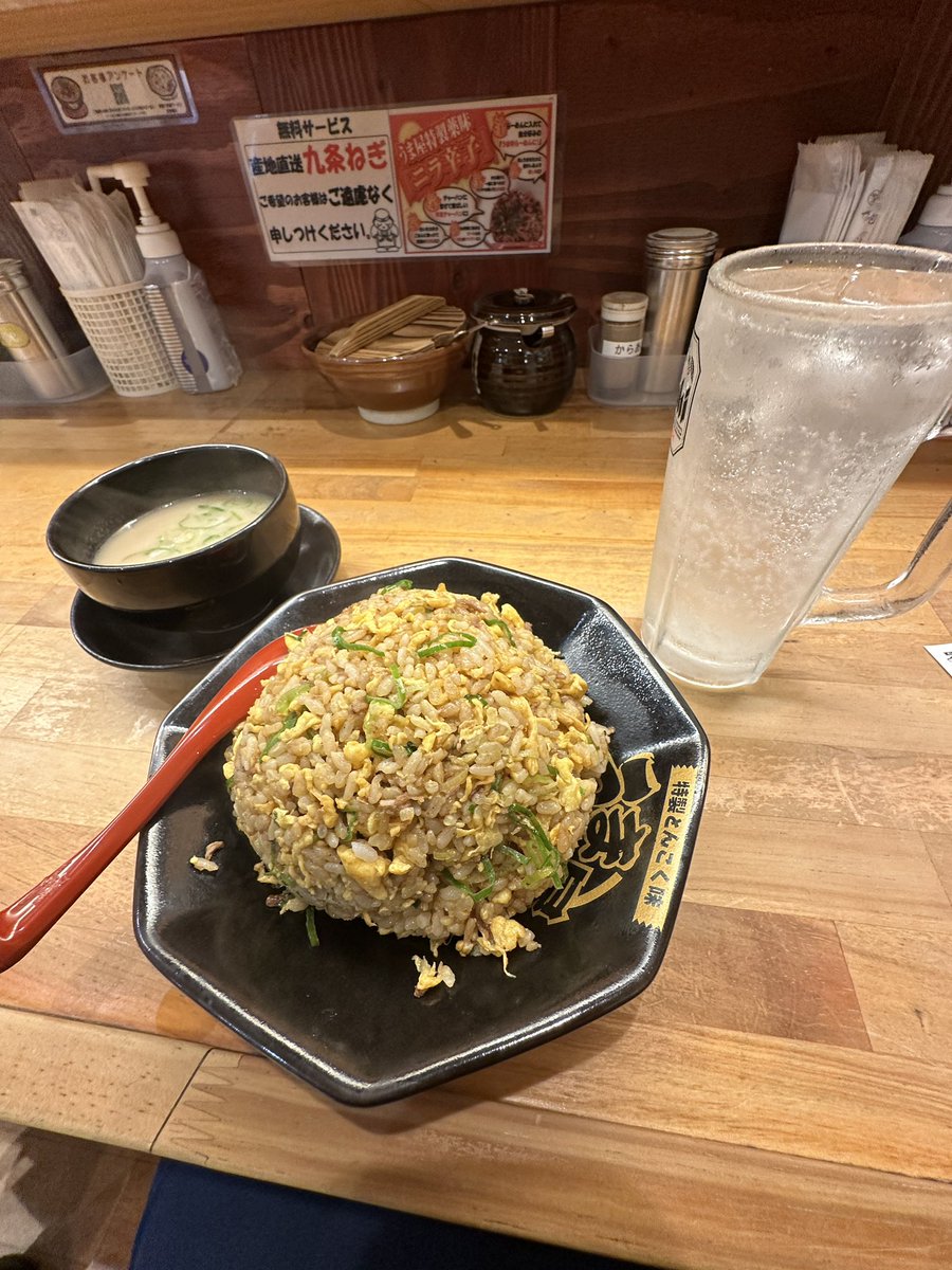 NUCB's tweet photo. #プロ野球申し送り事項
広島東洋カープファンへ

拝啓 明日のバンテリンドームですが
注意点があります。

◯ペットボトル 缶の持ち込みは不可で
紙コップへの入れ替えも廃止になりました。
絶対ペットボトル持ってきたら駄目です。
持ち込みに関してはグレーな部分があるので
各自でいろいろ確認をお願いします。
(ペットボトル 缶は絶対駄目)

バンテリンドームのチケットに
何ゲートから入場(７ゲートなど)と
書いてありますがどのゲートからでも入れるので
空いているゲートから入ってください。
外野は荷物チェックの
人数が少ないので混みます。
内野の方が比較的スムーズ
シーズンシート券を持ってる方は
シーズンシート専用ゲートがオススメ)

◯子供券から大人券への変更は
以前できましたが現在はできません。

◯ビジターグッズはバンテリン前の
プリズマショップもしくはビジター外野
裏で売っています。

◯バンテリンドームコンコースに
ロッカーがあるので荷物多い方はお使いください。
比較的いつも空いています。

◯ベビーカーを使われてる方へ
コンコースに鍵付きで置ける場所があるので
ご活用ください。
授乳室は外野のセンター裏にあります。

◯外野の35列より後ろはあまり空調が
効いてなく暑いので水分補給等
気をつけてください。

◯飲み物やビールは必ず足元ではなく
ドリンクホルダーに置きましょう。
こぼすと大変なことになります。

◯ジョブチューンで紹介されたトリシゲは
めちゃ混むので開場したらすぐに行ってください。
今年紹介されたお寿司は1塁側の内野上にある
レストラン街にあります。
そこからは外の山ちゃんにも再入場でいけます。

◯球場グルメでオススメはライスタ後ろの
エスカレーター5階まで上がった場所にある
西尾のイカフライレモン煮です。
穴場でめちゃ美味しいです。
2階コンコースは混んでいても5階コンコースが
空いてる可能性があります。

◯駐車場はバンテリンドームにもありますが
めちゃくちゃ混むしオススメはしません。
少し離れた民間の駐車場などを使う方が
安く早く帰れると思います。
(イオンは絶対停めちゃ駄目！普通に試合途中に
ロック解除しないと6,000円ぐらい取られます)

◯帰りはめちゃ混むので地下鉄より
JR大曽根駅まで歩くか(１５分ぐらい)
バスレーンでバスで帰るのもオススメです。
名駅行くならJR大曽根がオススメです。
直接行けます。
タクシーだと渋滞にはまり料金が
えらいことになります。

◯試合後、スーパー銭湯行きたい方は
大曽根駅近くの『湯の城』がオススメ。
たしか観戦チケット見せたら特典あります。
東別院駅から歩いていける
『アーバンクア』もオススメです。
週末は２４時間営業してるので
ホテル代わりに使ってる方もいます。

◯JR名古屋駅のホームでは朝から
きしめん食べれます。
今は冷もやってますのでオススメです！
名古屋駅できしめん食べて中央線で大曽根まで
行くのはありだと思います。

◯選手のサインバットを手に取って見たり
めちゃくちゃ美味しいのが東別院か
鶴舞から歩いていける『おらが村』オススメです！
試合後に行く場合は予約してください！

◯名駅にある『まるは食堂』
エビフライがオススメです。
結構遠方から来られる方に喜んでもらってます。

◯試合終わった後だと太閤通駅にある
『萬珍軒』の茄子飯がめちゃオススメです。
遅い時間までやってます。

◯私が大好きな『うま屋』の炒飯を
是非食べてください！子供の頃から大好きです。
午前４時までやってる店もあります。

◯バンテリンドームの近くにある
あんかけスパ『ノンノン』は自分が１０年以上
通ってるお店です。めちゃオススメです。
緑黄色社会のギターの方が
子供の頃から通ってたお店で
４人のサインがあります。
(平日 土曜日 ランチのみ
１１〜１３時まで 日曜休み)

◯最後にオールスター１位の
ライデルの登場映像を見て
広島にお帰りください。
もう負けられないんです。

もしわからないことあれば答えれる
範囲でお答え致します。

３日間よろしくお願いします。

中日ドラゴンズファンより　敬具