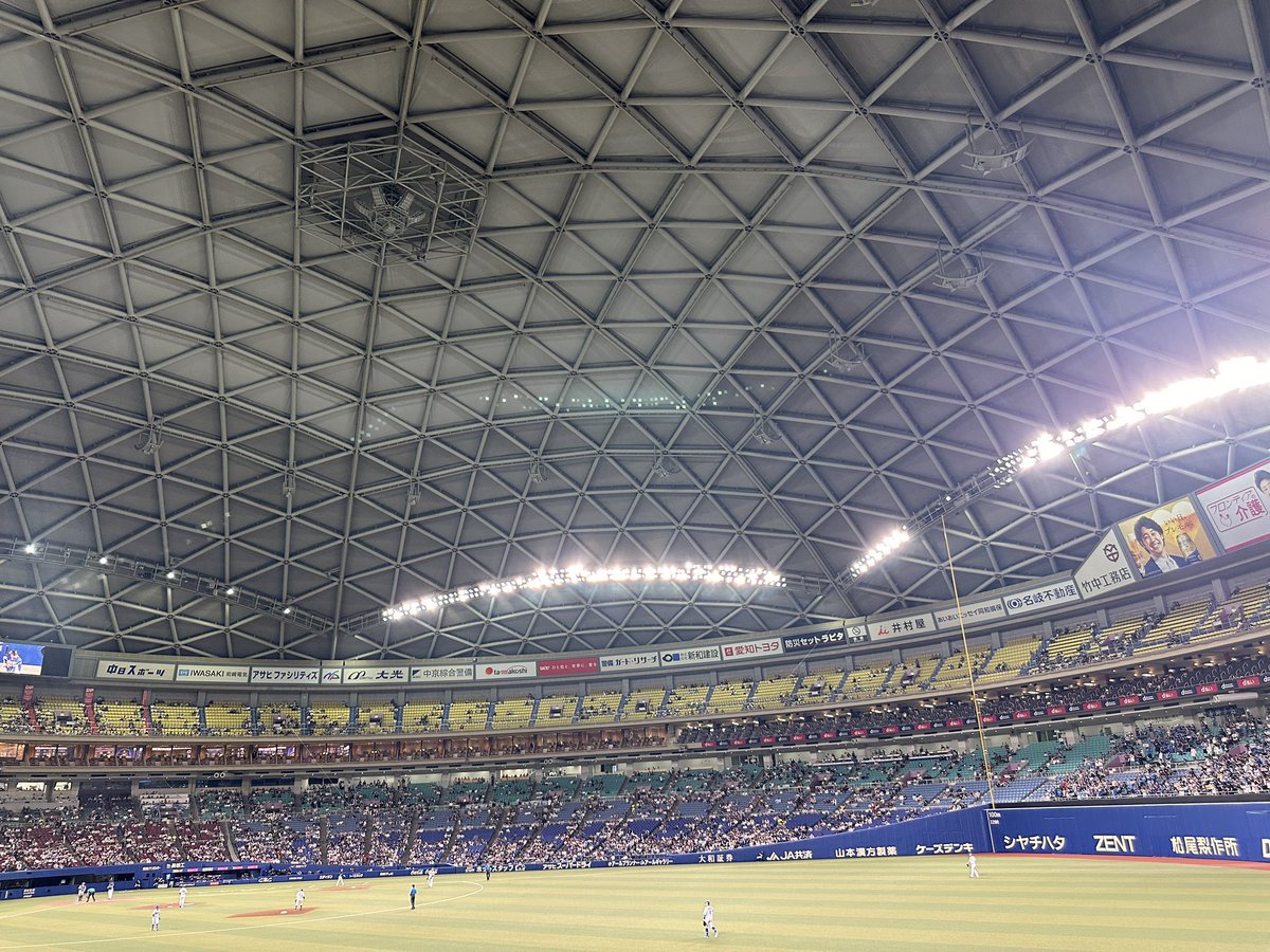 NUCB's tweet photo. #プロ野球申し送り事項
広島東洋カープファンへ

拝啓 明日のバンテリンドームですが
注意点があります。

◯ペットボトル 缶の持ち込みは不可で
紙コップへの入れ替えも廃止になりました。
絶対ペットボトル持ってきたら駄目です。
持ち込みに関してはグレーな部分があるので
各自でいろいろ確認をお願いします。
(ペットボトル 缶は絶対駄目)

バンテリンドームのチケットに
何ゲートから入場(７ゲートなど)と
書いてありますがどのゲートからでも入れるので
空いているゲートから入ってください。
外野は荷物チェックの
人数が少ないので混みます。
内野の方が比較的スムーズ
シーズンシート券を持ってる方は
シーズンシート専用ゲートがオススメ)

◯子供券から大人券への変更は
以前できましたが現在はできません。

◯ビジターグッズはバンテリン前の
プリズマショップもしくはビジター外野
裏で売っています。

◯バンテリンドームコンコースに
ロッカーがあるので荷物多い方はお使いください。
比較的いつも空いています。

◯ベビーカーを使われてる方へ
コンコースに鍵付きで置ける場所があるので
ご活用ください。
授乳室は外野のセンター裏にあります。

◯外野の35列より後ろはあまり空調が
効いてなく暑いので水分補給等
気をつけてください。

◯飲み物やビールは必ず足元ではなく
ドリンクホルダーに置きましょう。
こぼすと大変なことになります。

◯ジョブチューンで紹介されたトリシゲは
めちゃ混むので開場したらすぐに行ってください。
今年紹介されたお寿司は1塁側の内野上にある
レストラン街にあります。
そこからは外の山ちゃんにも再入場でいけます。

◯球場グルメでオススメはライスタ後ろの
エスカレーター5階まで上がった場所にある
西尾のイカフライレモン煮です。
穴場でめちゃ美味しいです。
2階コンコースは混んでいても5階コンコースが
空いてる可能性があります。

◯駐車場はバンテリンドームにもありますが
めちゃくちゃ混むしオススメはしません。
少し離れた民間の駐車場などを使う方が
安く早く帰れると思います。
(イオンは絶対停めちゃ駄目！普通に試合途中に
ロック解除しないと6,000円ぐらい取られます)

◯帰りはめちゃ混むので地下鉄より
JR大曽根駅まで歩くか(１５分ぐらい)
バスレーンでバスで帰るのもオススメです。
名駅行くならJR大曽根がオススメです。
直接行けます。
タクシーだと渋滞にはまり料金が
えらいことになります。

◯試合後、スーパー銭湯行きたい方は
大曽根駅近くの『湯の城』がオススメ。
たしか観戦チケット見せたら特典あります。
東別院駅から歩いていける
『アーバンクア』もオススメです。
週末は２４時間営業してるので
ホテル代わりに使ってる方もいます。

◯JR名古屋駅のホームでは朝から
きしめん食べれます。
今は冷もやってますのでオススメです！
名古屋駅できしめん食べて中央線で大曽根まで
行くのはありだと思います。

◯選手のサインバットを手に取って見たり
めちゃくちゃ美味しいのが東別院か
鶴舞から歩いていける『おらが村』オススメです！
試合後に行く場合は予約してください！

◯名駅にある『まるは食堂』
エビフライがオススメです。
結構遠方から来られる方に喜んでもらってます。

◯試合終わった後だと太閤通駅にある
『萬珍軒』の茄子飯がめちゃオススメです。
遅い時間までやってます。

◯私が大好きな『うま屋』の炒飯を
是非食べてください！子供の頃から大好きです。
午前４時までやってる店もあります。

◯バンテリンドームの近くにある
あんかけスパ『ノンノン』は自分が１０年以上
通ってるお店です。めちゃオススメです。
緑黄色社会のギターの方が
子供の頃から通ってたお店で
４人のサインがあります。
(平日 土曜日 ランチのみ
１１〜１３時まで 日曜休み)

◯最後にオールスター１位の
ライデルの登場映像を見て
広島にお帰りください。
もう負けられないんです。

もしわからないことあれば答えれる
範囲でお答え致します。

３日間よろしくお願いします。

中日ドラゴンズファンより　敬具
