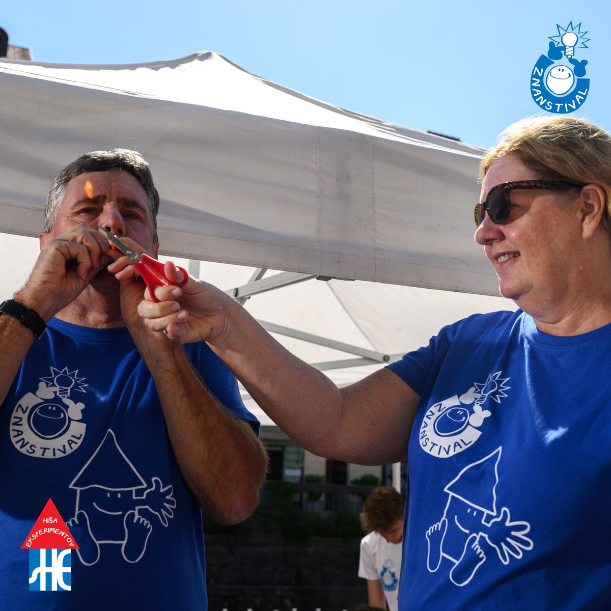 Utrinek z letošnjega Znanstivala:

V dvoje je lepše. Zakonca Fish sta pokazala zanimiv poskus. Frekvenca zvoka piščalke iz slamice se je spreminjala s krajšanjem slamice.

Kdaj je bil ton višji?

Foto: Domen Pal

#Znanstival