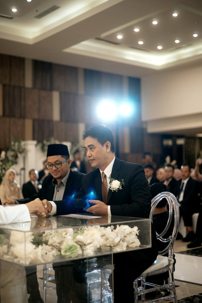 gunwaluyo's tweet photo. Tugas ayah menikahkan, mengantarkan ke biduk rumah tangga. Selamat berlayar nak, selamat mengarungi samudra kehidupan. https://t.co/ND3s4vVb6R