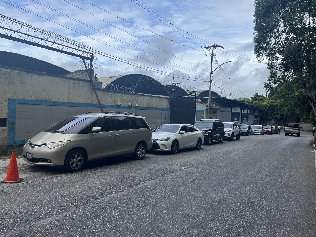 cpt1605's tweet photo. @AlcaldiaBaruta @darwingonzalezp señores por cuarto día consecutivo, las empresas q trabajamos en las Minas de Baruta, hemos padecido el tráfico y los abusos de eventos q se realizan en el centro asturiano. Tránsito peligroso y obstrucción de portones es lo usual. https://t.co/FvzQXaJYj0