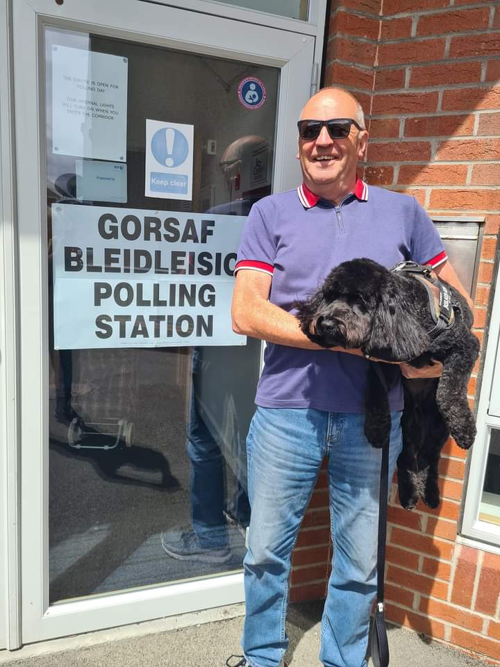 dewisant4's tweet photo. A busy day so far here at Canolfan Dewi Sant Centre. Meet Reaver, Barney, Sarge &amp; Rosie #DogsatPollingStations #Pensarn #Abergele #NorthWales https://t.co/Md2R9jejIT