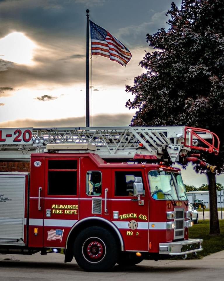 Happy Independence Day!  

Have a happy and safe Fourth of July from your Firefighters. 

#IgniteTheSpiritMKE
#SupportYOURFirefighters
#independenceday #4thofjuly #Firefighters #USA #Milwaukee #MilwaukeeFireDepartment 

📸 Nathan Leff