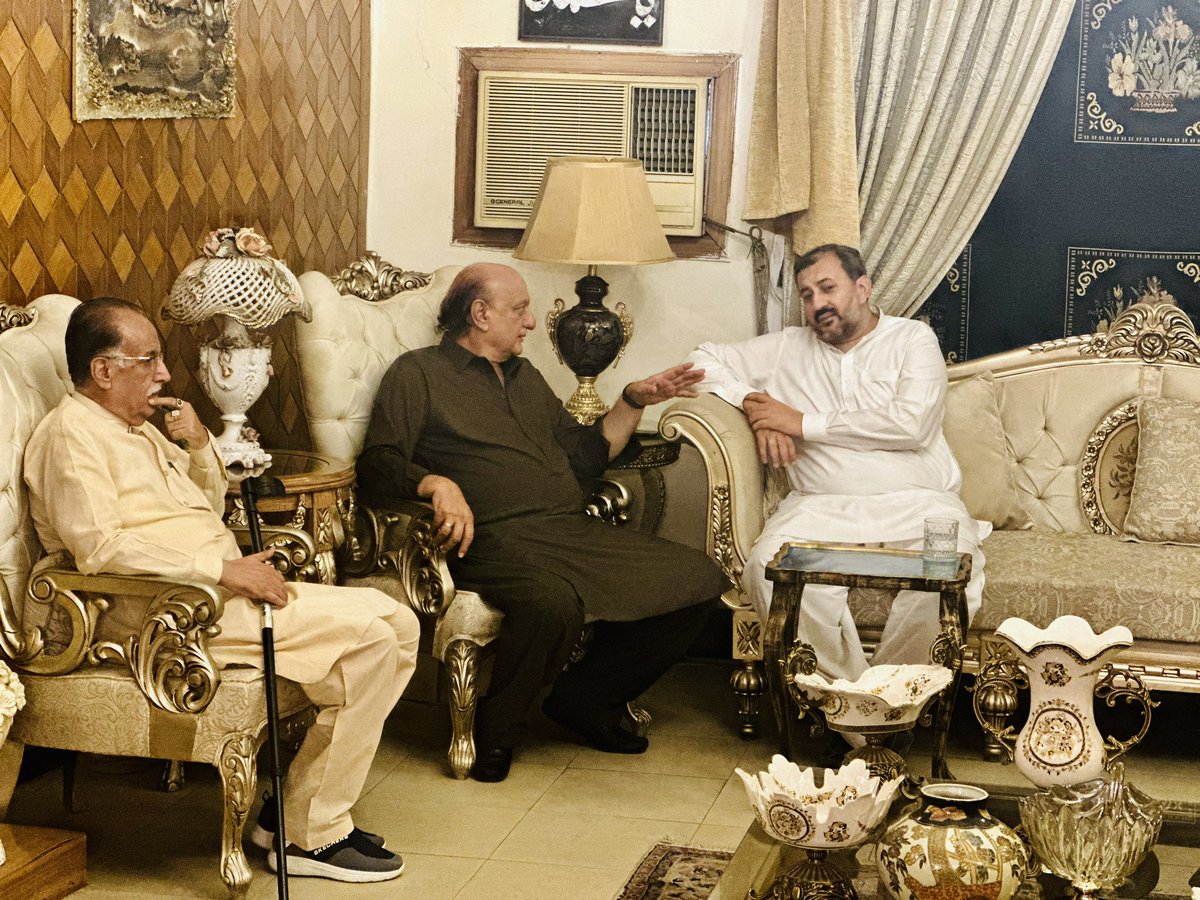 RajaBasharatLAW's tweet photo. ممبر قومی اسمبلی #NA90 بیرسٹر عمیر خان نیازی کی رہنما پاکستان تحریک انصاف محمد بشارت راجہ اور محمد ناصر راجہ کی ہمشیرہ کی وفات پر فاتحہ کیلئے حویلی راجگان، دھمیال آمد۔
@BarristrUKNiazi #NA55 #TeamMBR #RajaBasharat #Rawalpindi #DhamialHouse https://t.co/TLDgfg0vtG