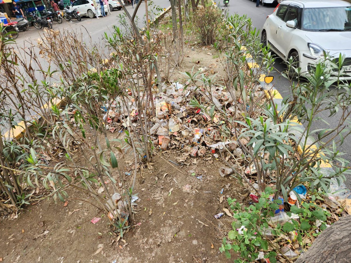Lekhak_Sahab's tweet photo. @noida_authority @CeoNoida @dmgbnagar Hi @noida_authority @CeoNoida @dmgbnagar I think we either misunderstood the place or just done the formalities. Kindly see the latest pics. 
I don’t know why we are not able to get this done. https://t.co/QlF962DCvY
