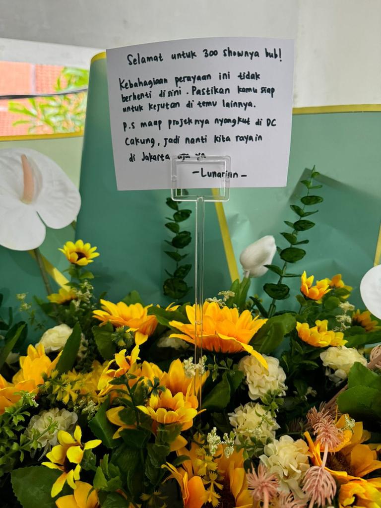 Put_J48's tweet photo. Waaahh udh 300 show aja nih bubub @A_LuluJKT48 🎉 semoga makin keren trs ya bub 😻 di tunggu show nya yg ke 1000 🤭
#LahLulu300 https://t.co/3SnrR7c5zB
