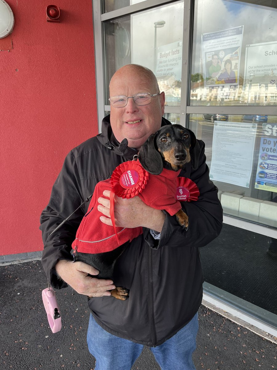 larabizzo's tweet photo. #DogsAtPollingStations https://t.co/GtUSClX1Da