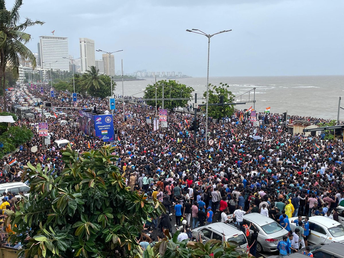 Stats_u_know's tweet image. Now some Genius says that this a picture of &quot;Unemployment&quot; 😅

#VictoryParade #TeamIndia #RohitSharma𓃵