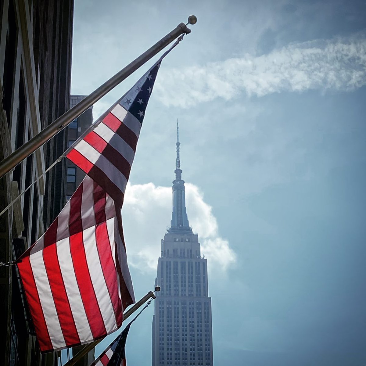 EmpireStateBldg's tweet photo. A grand old flag 

📷: mnyc_photography_official/IG https://t.co/kwvVHoqvH4
