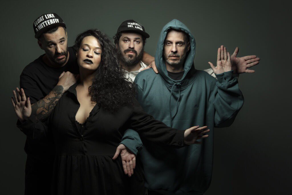 No abaixa que é tiro!💥🔫, o álbum de estreia do TRAGO, grupo formado por  <a href="/tuliparuiz/">Tulipa Ruiz</a> e seu irmão, <a href="/gustavoruiz80/">Gustavo Ruiz</a> e os  músicos Rica Amabis e Alexandre Orion. O nome brinca com as iniciais dos nomes dos integrantes. O lançamento do álbum homônimo foi pelo <a href="/selosesc/">Selo Sesc</a>