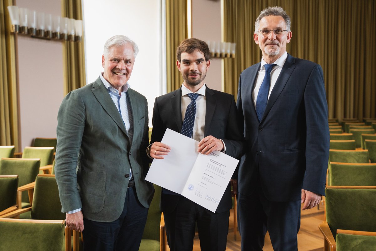 FZ Jülich ENERGIE UND KLIMA / Energy & Climate (@fzj_iek) on Twitter photo Moritz Gutsch from Helmholtz Institute Münster wins Dr Andreas Dombret Doctoral Prize! Congratulations! 🔋🥳
Read more: fz-juelich.de/en/imd/imd-4/n…
#IMD_4 <a href="/fz_juelich/">Forschungszentrum Jülich | @fzj@social.fz-juelich</a> #Energy #BatteryResearch Moritz Gutsch from Helmholtz Institute Münster wins Dr Andreas Dombret Doctoral Prize! Congratulations! 🔋🥳
Read more: fz-juelich.de/en/imd/imd-4/n…
#IMD_4 <a href="/fz_juelich/">Forschungszentrum Jülich | @fzj@social.fz-juelich</a> #Energy #BatteryResearch