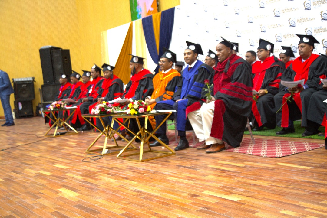 አዲስ አበባ ሳይንስና ቴክኖሎጂ ዩኒቨርሲቲ ለ10ኛ ዙር በተለያዩ መርሃ-ግብሮች ሲያስተምራቸው የነበሩ ተማሪዎችን በደማቅ ስነ-ስርዓት አስመረቀ
ሰኔ 27/2016 ዓ.ም
facebook.com/10006899398460…