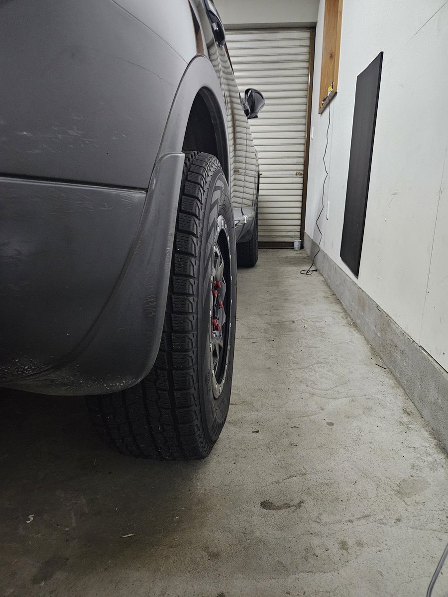 納車されてから、もうすぐ１週間になるけどリフトアップしたりシートカバー着けたりワイトレ入れたりして日曜日の群馬パーツショーに向けて足掻いてる(笑)
タイヤは間に合いそうもないので、スタッドレスで行くとして色替えだけは土曜日に頑張ってやりたい😂