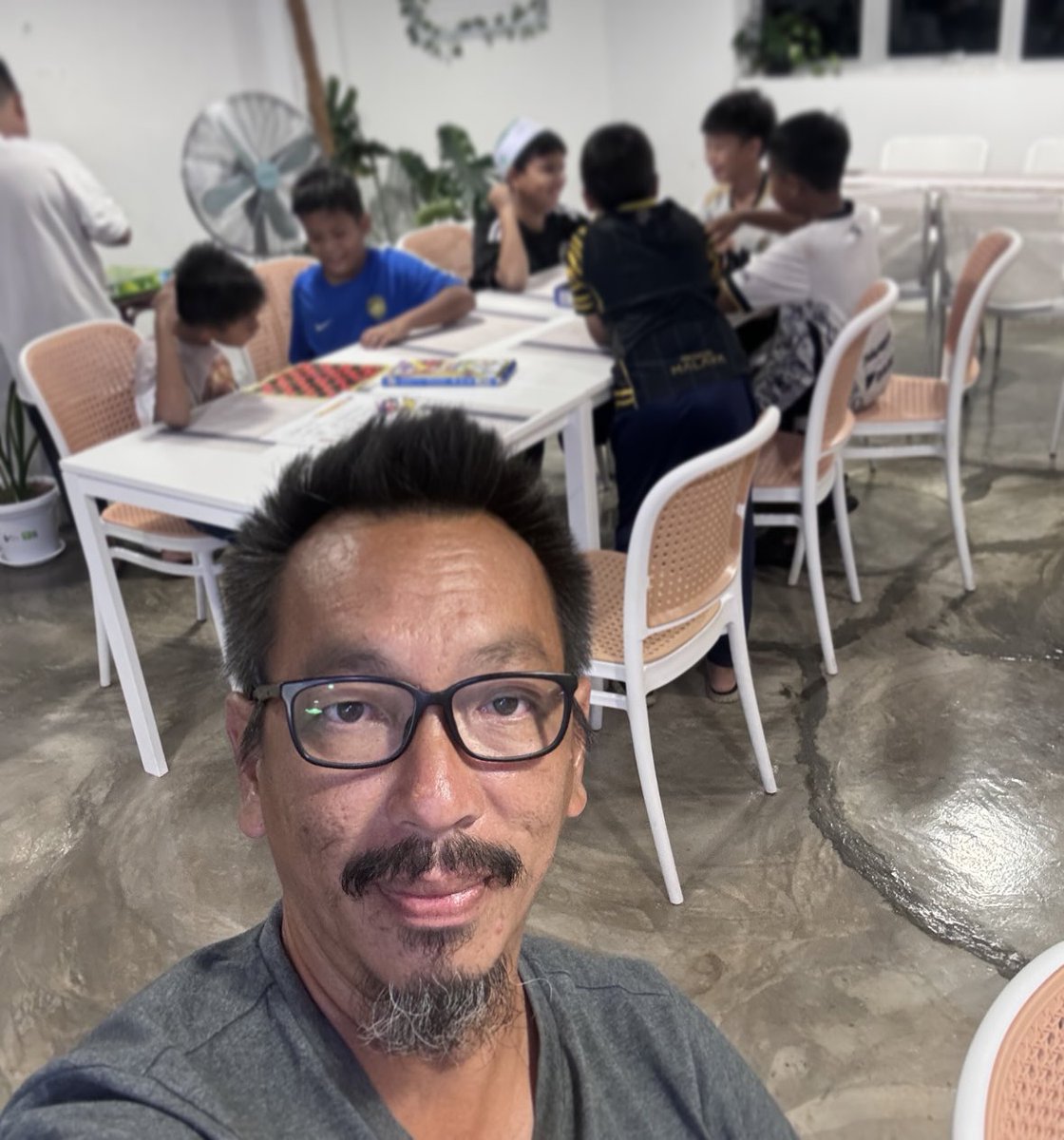 ShazwanWong's tweet photo. Tgh aku dinner with my girl kat Brunch Spot, a group of boys 7 of them came.Masa nak order dah start collect RM,kelakar jugak tgk dorang .Yg collect duit siap cakap “ Aku kan bendahara “ 😅 .. sebelum sempat dorang bayar, I manage to settle their bill. I hope i made their day 😀 https://t.co/BMt9xt3c7i