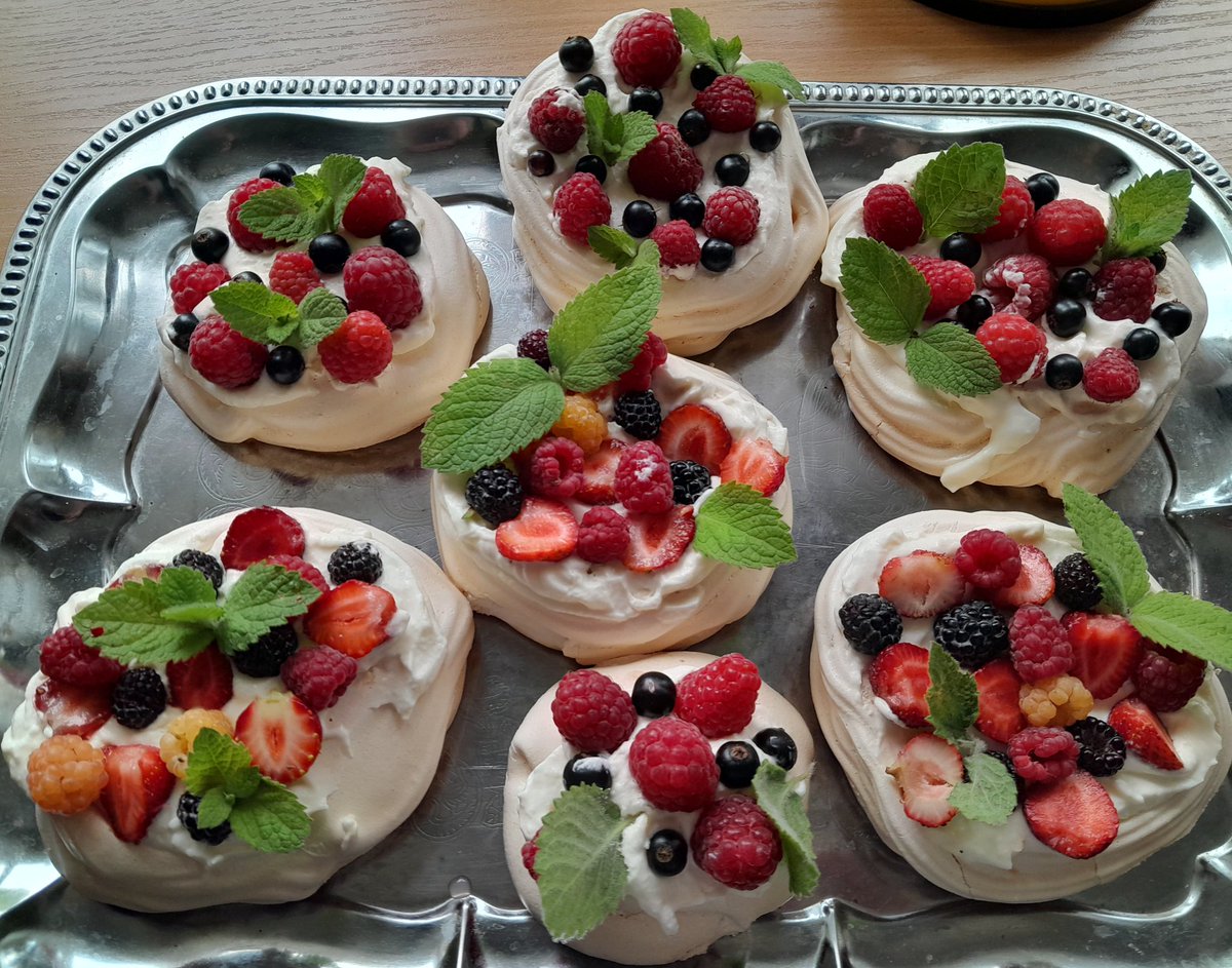 Aiz garlaicības, kopā ar brāli, pagatavoju mīļākās kūciņas.