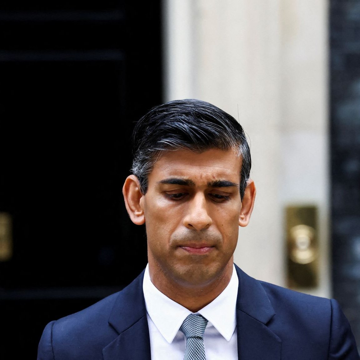 MarioNawfal's tweet photo. 🇬🇧 FARAGE'S REFORM UK OVERTAKES CONSERVATIVES IN POLL

Far-right populist Reform UK is allegedly gaining popularity as Nigel Farage re-enters the political scene, running for MP in Clacton.

While Brits vote today, a recent YouGov poll has shown Farage's Reform UK shockingly surpassing Rishi Sunak's Conservative Party for the first time.

The poll placed Reform UK at 19%, up from 17%, while the Conservatives remained at 18%.

The Labour Party led the poll with 37%.

Sources: The Times, Yahoo News, Ground News