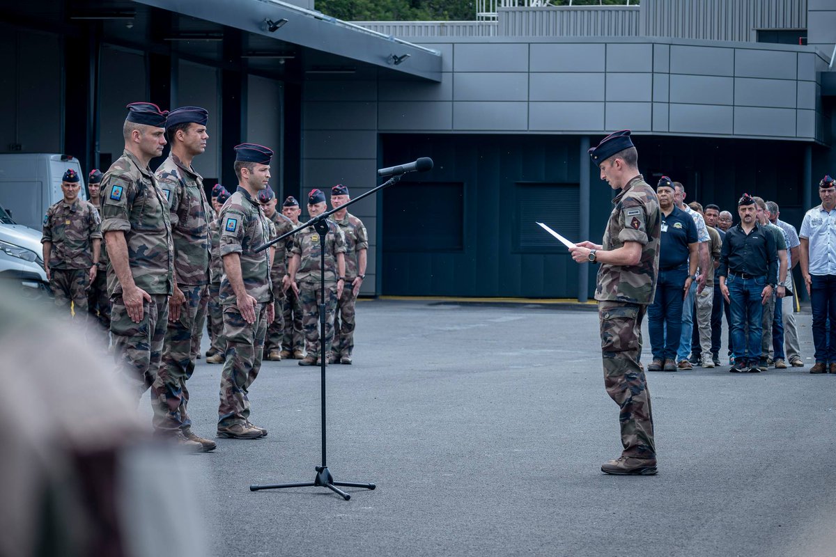 FierEtVaillant's tweet photo. REPAS DE CORPS• Jeudi dernier le Régiment était réuni pour le traditionnel repas de corps, à cette occasion trois Bisons d’or ont été remis. #FierEtVaillant #9bima #armee2terre
.
#rusticité #cohésion #cohesion https://t.co/ngOU8OLP1A